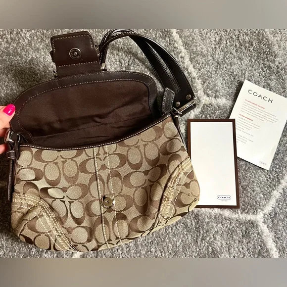 Coach Vintage CC Signature canvas and leather shoulder bag - Picture 8 of 16